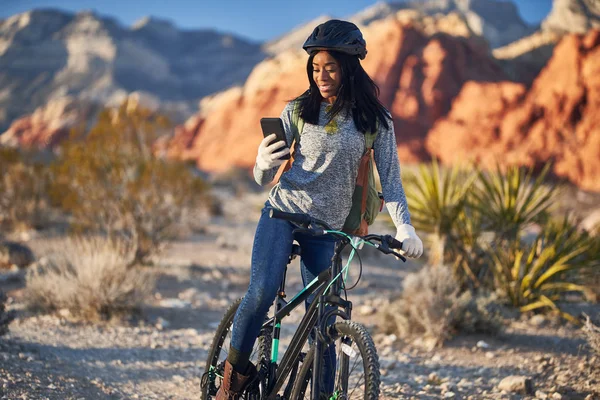 Fit African American Woman Bike Stopping Use Smartphone Red Rock — Stock Photo, Image