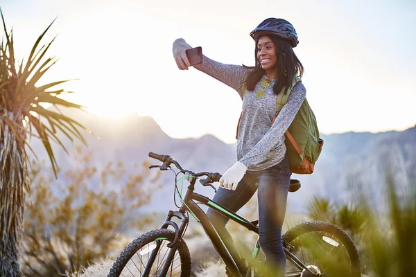 Apto Mulher Americana Africana Fazendo Uma Pausa Andar Bicicleta Para — Fotografia de Stock