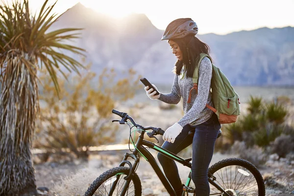 Apto Mulher Americana Africana Com Bicicleta Parando Para Usar Smartphone — Fotografia de Stock
