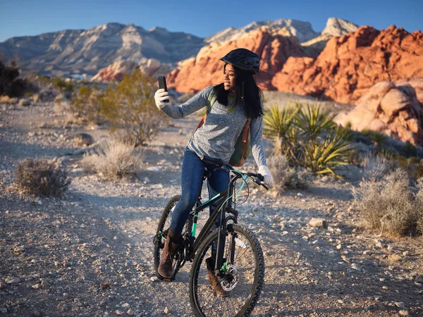 Fit African American Woman Taking Break Riding Bike Use Smartphone — Stock Photo, Image