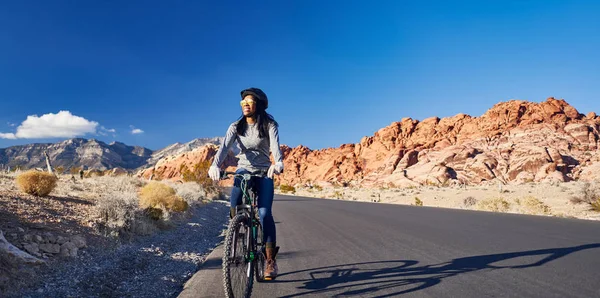 Donna Afro Americana Bicicletta Attraverso Parco Canyon Roccia Rossa — Foto Stock