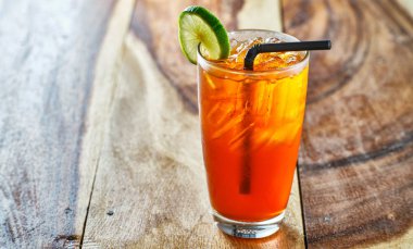 Thai limonlu çay soğuk bardakta masada.