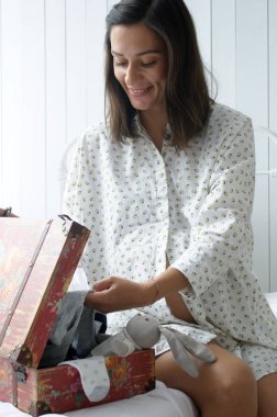 Hamile kadın yatakta.