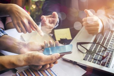 Şirketin çalışmalarında kaydedilen ilerlemeyi gösteren mali rakamları analiz eden bir iş danışmanı.