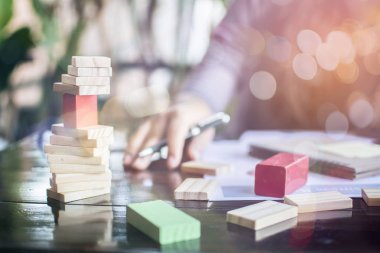 Planlama, risk ve stratejide iş dünyasında kumar oynamak, tahta blok yerleştirmek