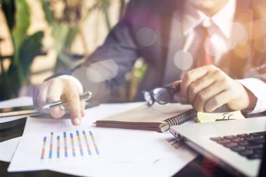 İşadamı eli modern teknolojiyle çalışıyor..