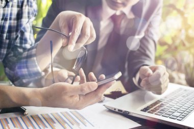 Takım çalışması. Genç işletme yöneticileri yeni bir proje üzerinde çalışıyor. Tahta masadaki labirent,