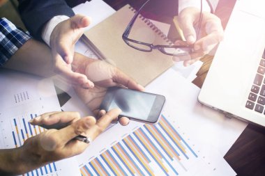 Takım çalışması. Genç işletme yöneticileri yeni bir proje üzerinde çalışıyor. Tahta masadaki labirent 