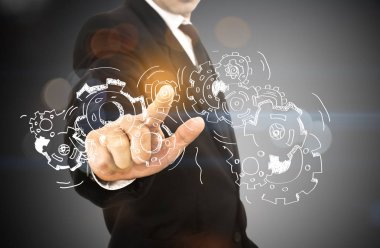 Modern sanal teknolojiyle çalışan bir iş adamı