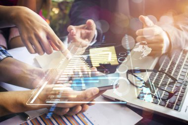 İş adamı kavram olarak modern teknolojiyle çalışıyor