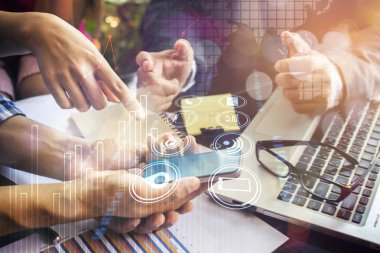 İş adamı kavram olarak modern teknolojiyle çalışıyor