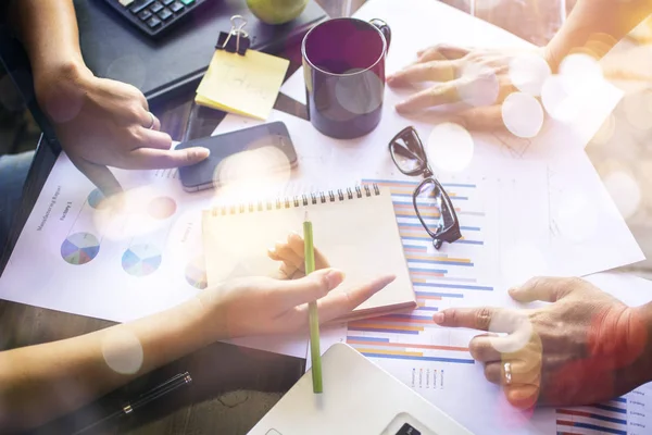 Takım çalışması. Genç işletme yöneticileri yeni bir proje üzerinde çalışıyor. Tahta masadaki labirent,