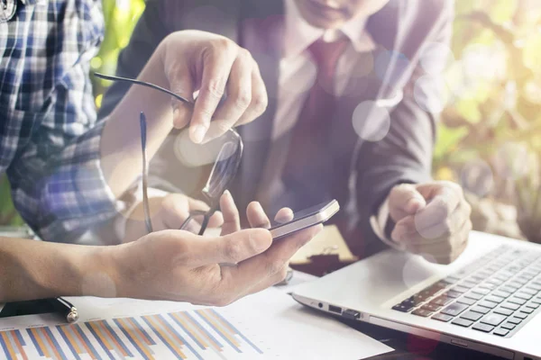 Takım çalışması. Genç işletme yöneticileri yeni bir proje üzerinde çalışıyor. Tahta masadaki labirent,