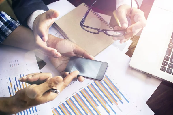 Takım çalışması. Genç işletme yöneticileri yeni bir proje üzerinde çalışıyor. Tahta masadaki labirent 