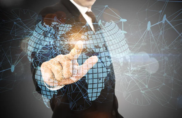 Modern sanal teknolojiyle çalışan bir iş adamı