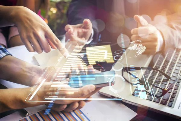 İş adamı kavram olarak modern teknolojiyle çalışıyor