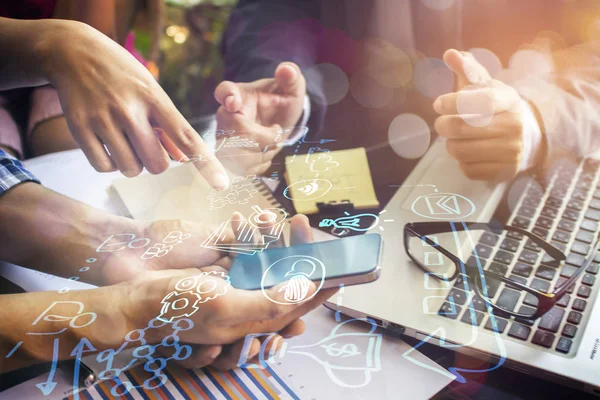 İş adamı kavram olarak modern teknolojiyle çalışıyor