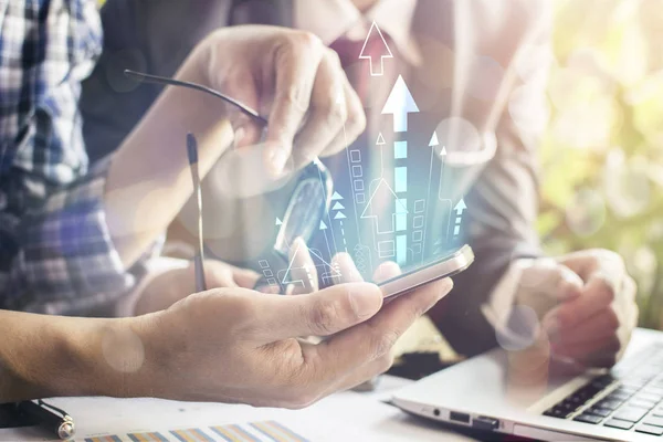 Küresel bağlantı kavramına sahip bir iş adamı elinde tablet tutuyor