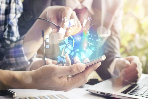 İş adamı kavram olarak modern teknolojiyle çalışıyor