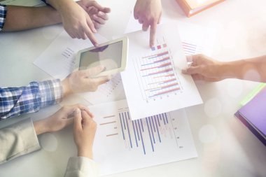 Ofiste otururken dizüstü bilgisayar, çalışma iş takım