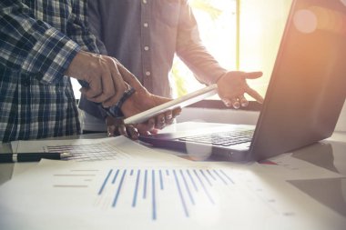 Dizüstü bilgisayar ile ofisinde çalışan iş