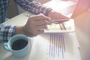 genç işadamı modern cihazlar ile çalışma,