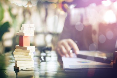 iş kadını bir belge üzerinde ofisinde yazıyor.