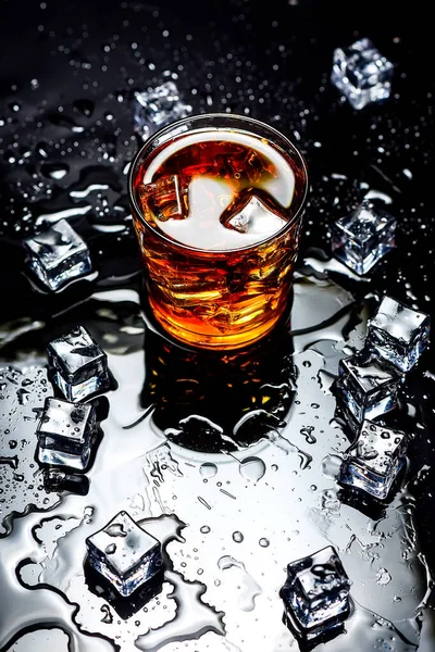 Whiskey Mit Eiswürfeln Auf Schwarzem Hintergrund Von Oben Glas Scotch — Stockfoto