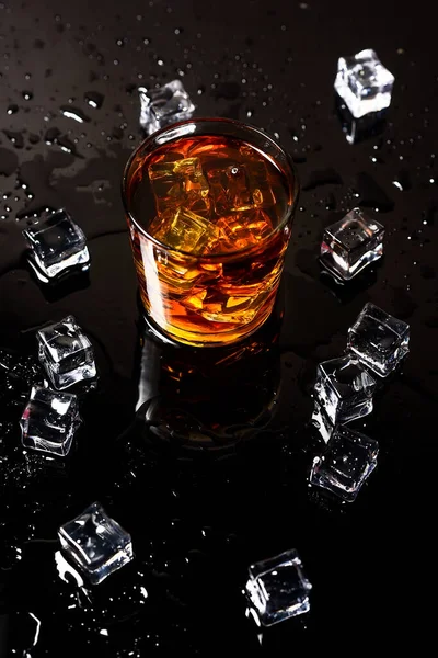 Whiskey Mit Eiswürfeln Auf Schwarzem Hintergrund Von Oben Glas Scotch — Stockfoto