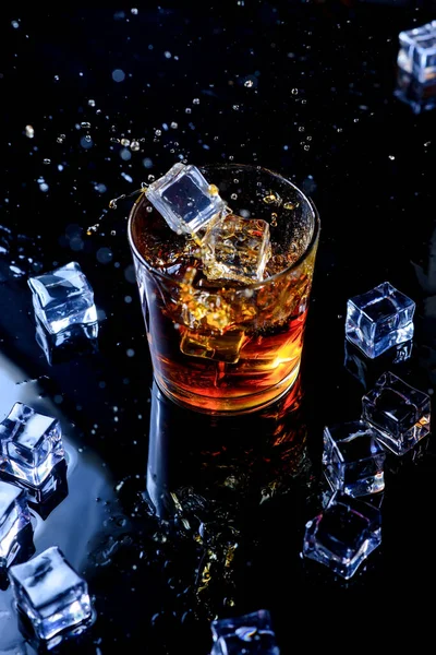 Whisky Met Ijsblokjes Zwarte Ondergrond Van Bovenaf Glas Whisky Ijsblokjes — Stockfoto