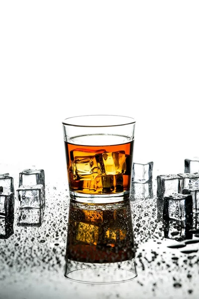 위스키와 위스키의 Scotch Ice Cubes Glass Scotch Ice Cucuts White — 스톡 사진