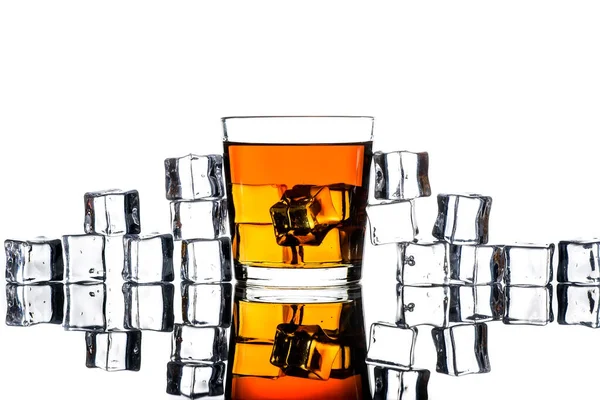 Ένα Ποτήρι Ουίσκι Και Παγάκια Μεμονωμένη Δόση Ουίσκι Ένα Ποτήρι — Φωτογραφία Αρχείου