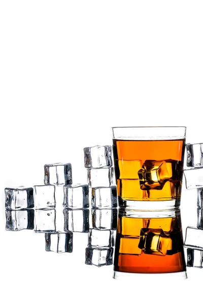 Glas Whisky Ijsblokjes Geïsoleerd Glas Whisky Glas Whisky Ijsblokjes Een — Stockfoto