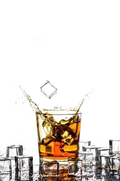 Glas Whisky Ijsblokjes Geïsoleerd Glas Whisky Glas Whisky Ijsblokjes Een — Stockfoto