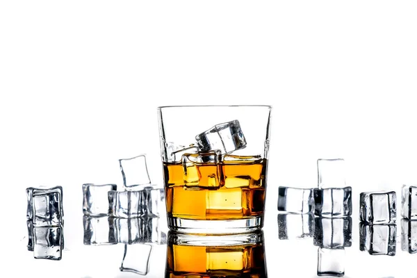 Glas Whisky Ijsblokjes Geïsoleerd Glas Whisky Glas Whisky Ijsblokjes Een — Stockfoto