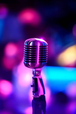 Karaoke arka planı. Bokehte antika mikrofon. Konserde retro mikrofona yakın çekim. Profesyonel mikrofon.
