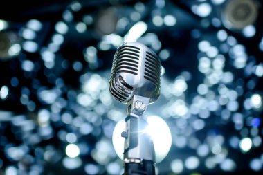 Karaoke arka planı. Bokehte antika mikrofon. Konserde retro mikrofona yakın çekim. Profesyonel mikrofon.