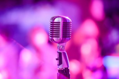 Karaoke arka planı. Bokehte antika mikrofon. Konserde retro mikrofona yakın çekim. Profesyonel mikrofon.