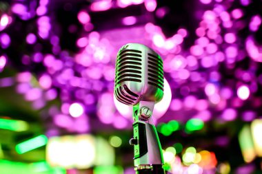 Karaoke arka planı. Bokehte antika mikrofon. Konserde retro mikrofona yakın çekim. Profesyonel mikrofon.