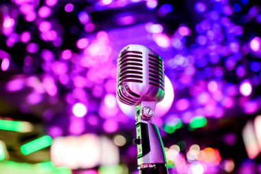 Karaoke arka planı. Bokehte antika mikrofon. Konserde retro mikrofona yakın çekim. Profesyonel mikrofon.