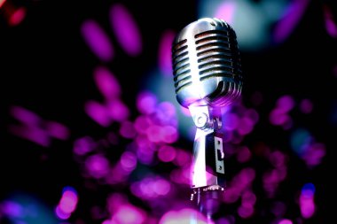Karaoke arka planı. Bokehte antika mikrofon. Konserde retro mikrofona yakın çekim. Profesyonel mikrofon.