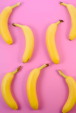 muz pembe arkaplanda izole.