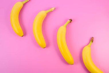 muz pembe arkaplanda izole.