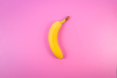 muz pembe arkaplanda izole.