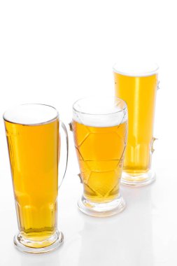 Bira bardağı beyaz arkaplanda izole edildi.