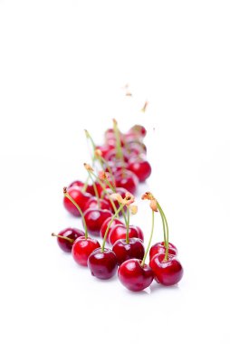 beyaz arkaplanda izole kirazlar