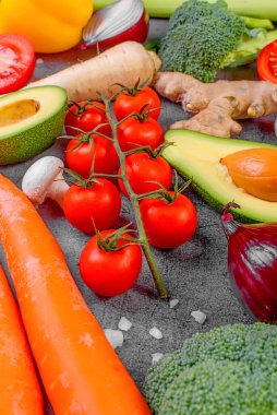 Vejetaryen sağlıklı yemek. Sebze ve meyve. Siyah bir arka planda. Üst Manzara. Boşluğu kopyala.