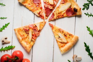 Domates, et ve peynirli İtalyan pizzası ahşap bir masa üzerinde. Koyu ahşap arka planda İtalyan pizzası. en üstteki görünüm.