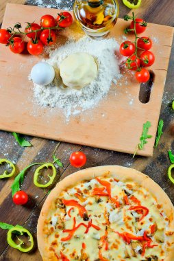 İtalyan pizzası, malzeme, un, yumurta, biber, domates, hamur, yeşillik, ev yapımı..