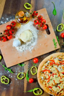 İtalyan pizzası, malzeme, un, yumurta, biber, domates, hamur, yeşillik, ev yapımı..